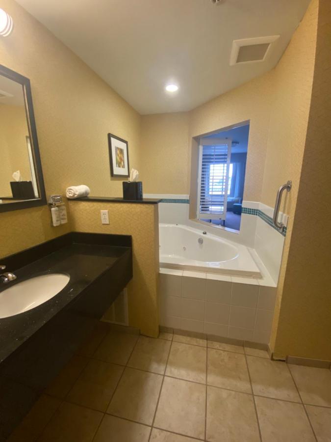 Holiday Inn Express And Suites Detroit North-Troy By Ihg Exterior foto