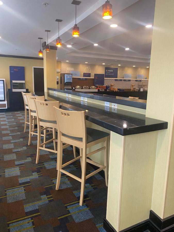 Holiday Inn Express And Suites Detroit North-Troy By Ihg Exterior foto